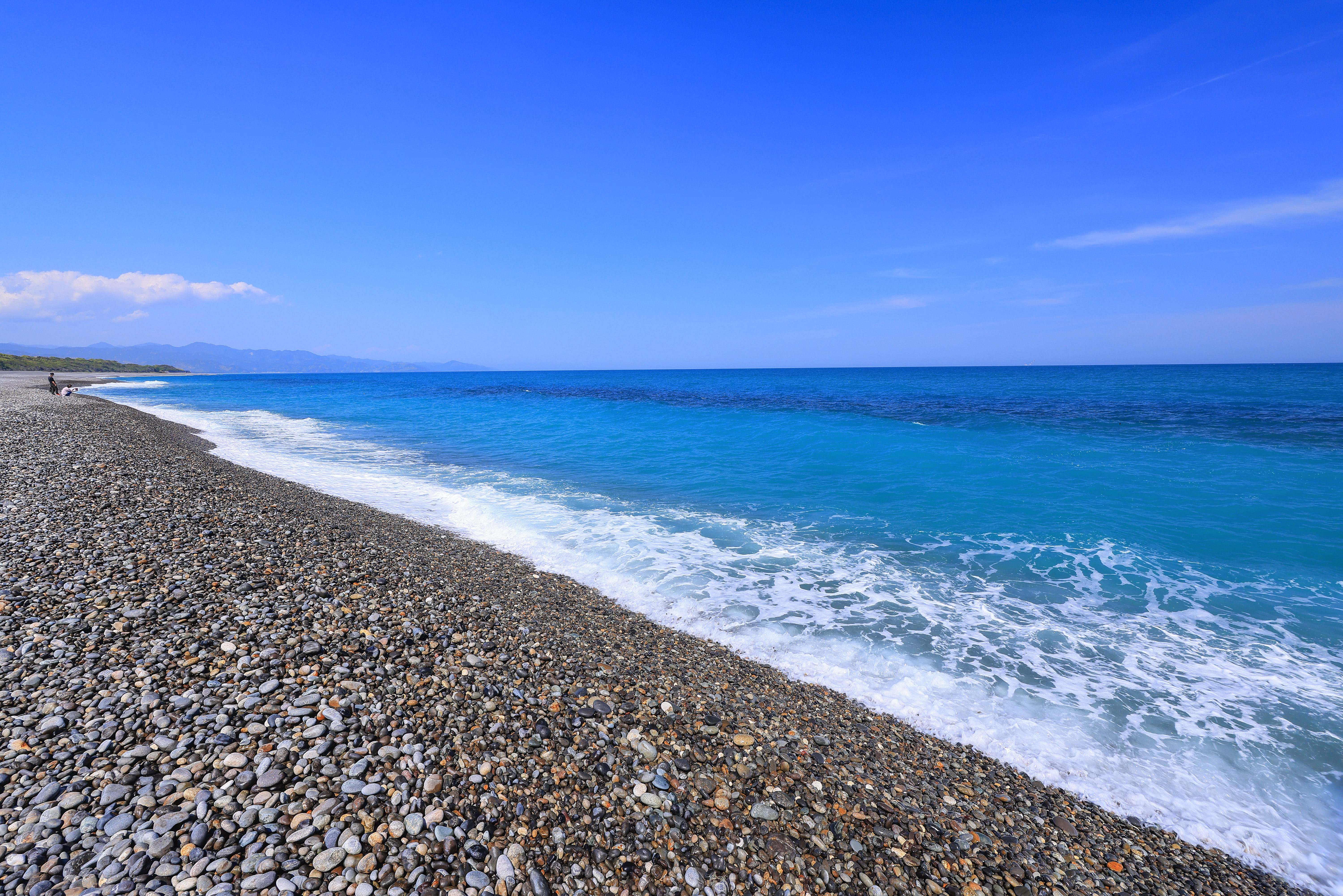 無料壁紙 御浜小石と七里御浜海岸。PCとデスクトップ壁紙に最適な4K高画質の無料壁紙。三重県御浜町の七里御浜ふれあいビーチで撮影したフリー写真素材