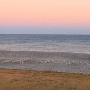 無料壁紙 夕焼けが広がるサンセットビーチ。PCとデスクトップ壁紙に最適な4K高画質の無料壁紙。三重県御浜町の七里御浜ふれあいビーチで撮影したフリー写真素材