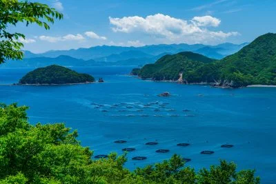 無料壁紙 青い錦湾。PCとデスクトップ壁紙に最適な4K高画質の無料壁紙。三重県大紀町の塩浜山村広場で撮影したフリー写真素材