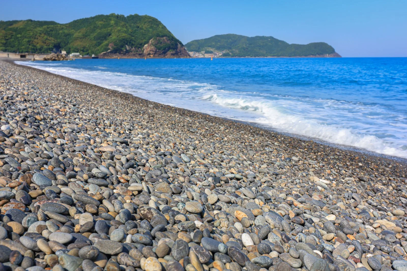 無料壁紙 御浜小石と鬼ヶ城。PCとデスクトップ壁紙に最適な4K高画質の無料壁紙。三重県熊野市の七里御浜で撮影したフリー写真素材