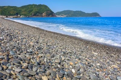 無料壁紙 御浜小石と鬼ヶ城。PCとデスクトップ壁紙に最適な4K高画質の無料壁紙。三重県熊野市の七里御浜で撮影したフリー写真素材