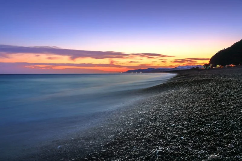 無料壁紙 夕焼けの七里御浜海岸。PCとデスクトップ壁紙に最適な4K高画質の無料壁紙。三重県熊野市の七里御浜で撮影したフリー写真素材