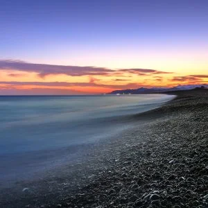 無料壁紙 夕焼けの七里御浜海岸。PCとデスクトップ壁紙に最適な4K高画質の無料壁紙。三重県熊野市の七里御浜で撮影したフリー写真素材