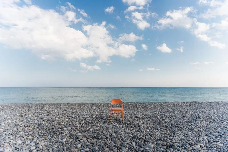 無料壁紙 七里御浜と赤い椅子。PCとデスクトップ壁紙に最適な4K高画質の無料壁紙。三重県熊野市の七里御浜で撮影したフリー写真素材