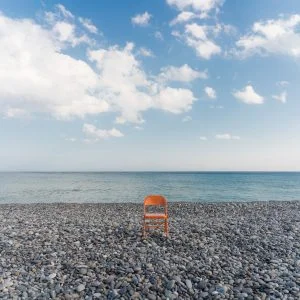 無料壁紙 七里御浜と赤い椅子。PCとデスクトップ壁紙に最適な4K高画質の無料壁紙。三重県熊野市の七里御浜で撮影したフリー写真素材