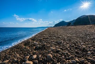 無料壁紙 黒光りする御浜小石。PCとデスクトップ壁紙に最適な4K高画質の無料壁紙。三重県熊野市の七里御浜で撮影したフリー写真素材