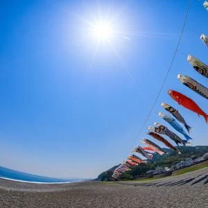 無料壁紙 泳げ！鯉のぼりくん。PCとデスクトップ壁紙に最適な4K高画質の無料壁紙。三重県熊野市の七里御浜で撮影したフリー写真素材