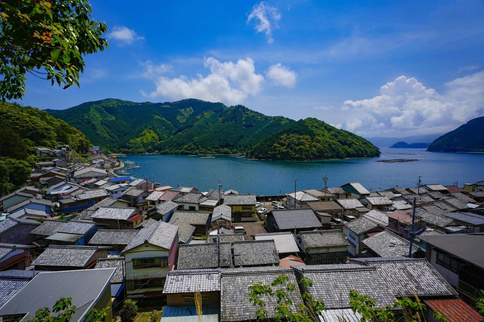 無料壁紙 須賀利の湾と町並み。PCとデスクトップ壁紙に最適な4K高画質の無料壁紙。三重県尾鷲市の須賀利町で撮影したフリー写真素材