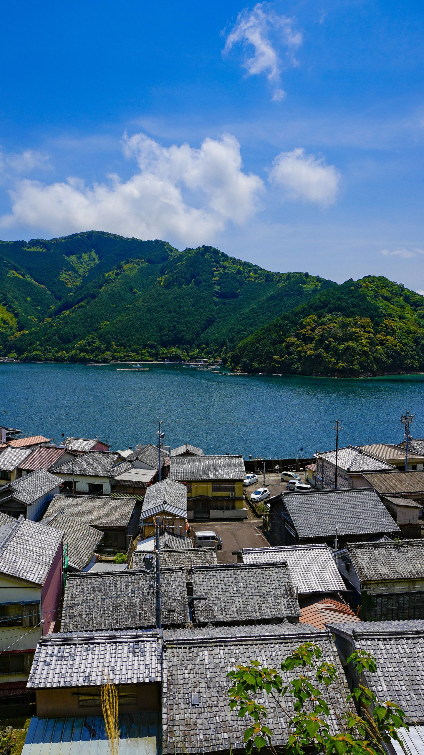 無料壁紙 須賀利の湾と町並み。PCとデスクトップ壁紙に最適な4K高画質の無料壁紙。三重県尾鷲市の須賀利町で撮影したフリー写真素材