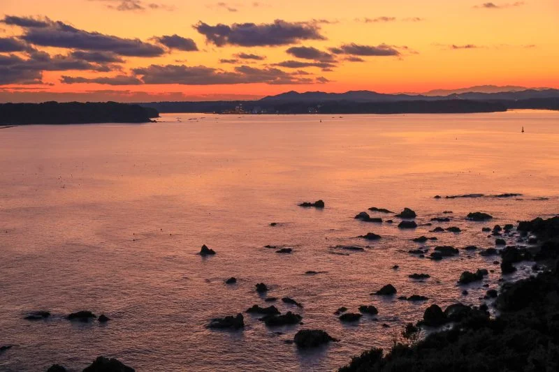無料壁紙 夕焼けの的矢湾。PCとデスクトップ壁紙に最適な4K高画質の無料壁紙。三重県鳥羽市の菅崎園地（春雨展望台）で撮影したフリー写真素材