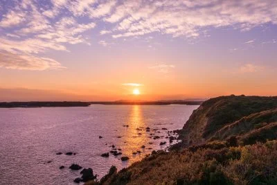 無料壁紙 春雨展望台から眺める夕陽。PCとデスクトップ壁紙に最適な4K高画質の無料壁紙。三重県鳥羽市の菅崎園地（春雨展望台）で撮影したフリー写真素材