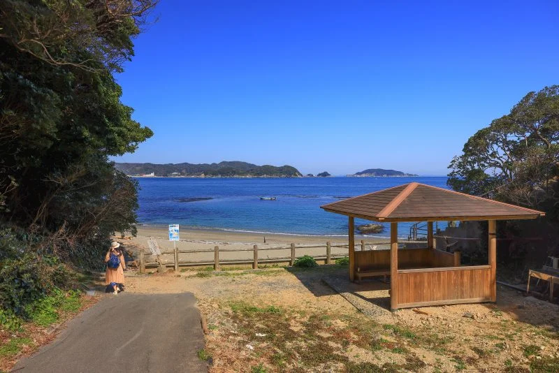 無料壁紙 しろんご浜の入口。PCとデスクトップ壁紙に最適な4K高画質の無料壁紙。三重県鳥羽市の菅島で撮影したフリー写真素材