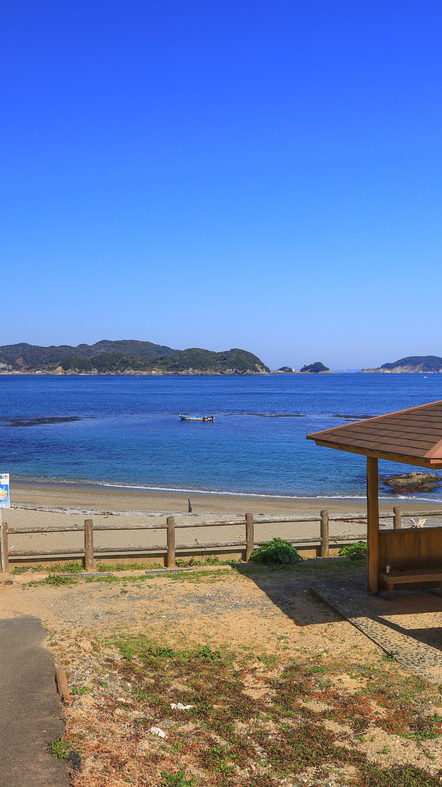 無料壁紙 しろんご浜の入口。PCとデスクトップ壁紙に最適な4K高画質の無料壁紙。三重県鳥羽市の菅島で撮影したフリー写真素材