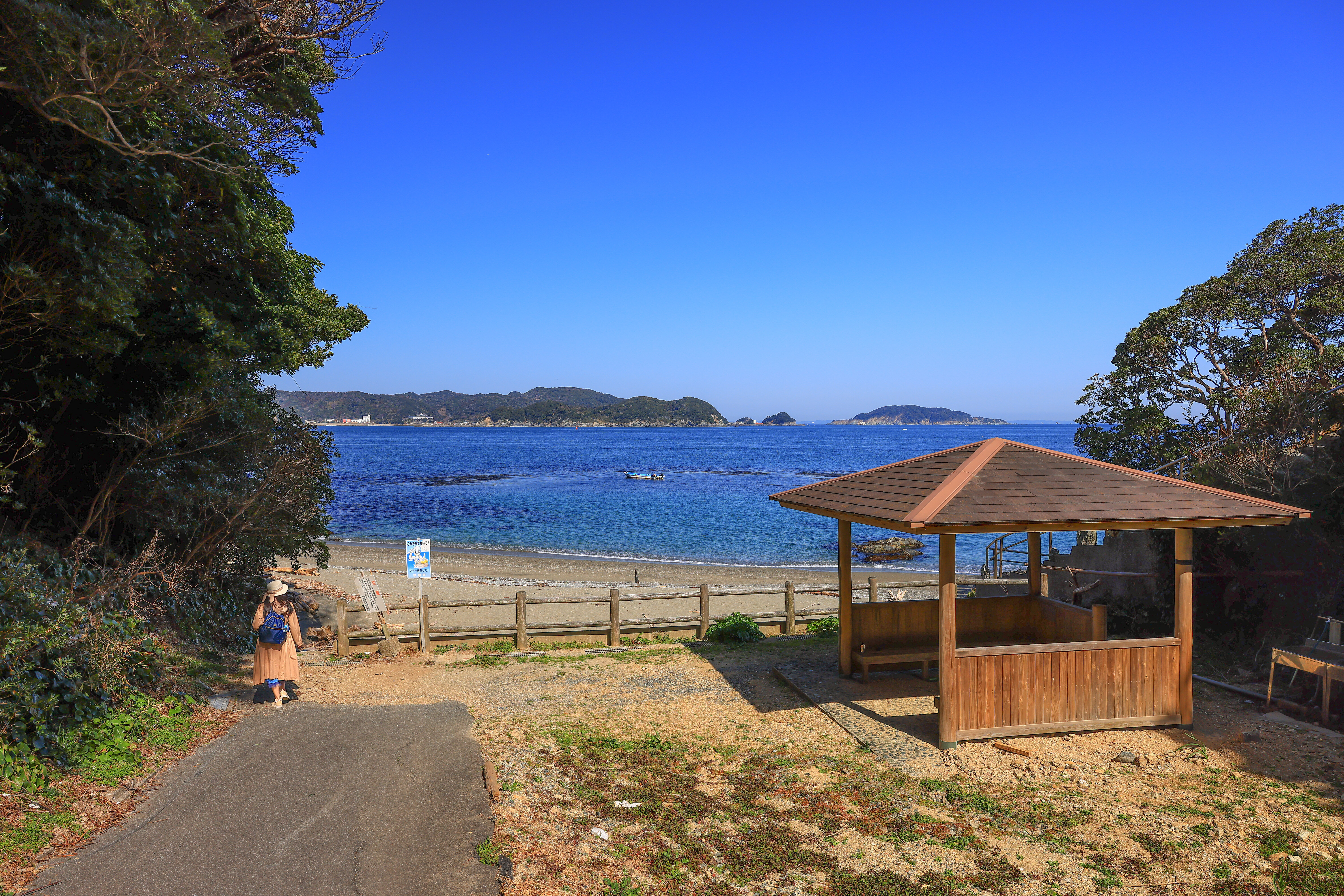 無料壁紙 しろんご浜の入口。PCとデスクトップ壁紙に最適な4K高画質の無料壁紙。三重県鳥羽市の菅島で撮影したフリー写真素材