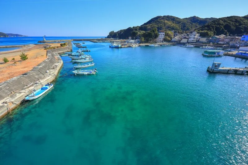 無料壁紙 しまっこ橋から眺める「菅島漁港」。PCとデスクトップ壁紙に最適な4K高画質の無料壁紙。三重県鳥羽市の菅島で撮影したフリー写真素材
