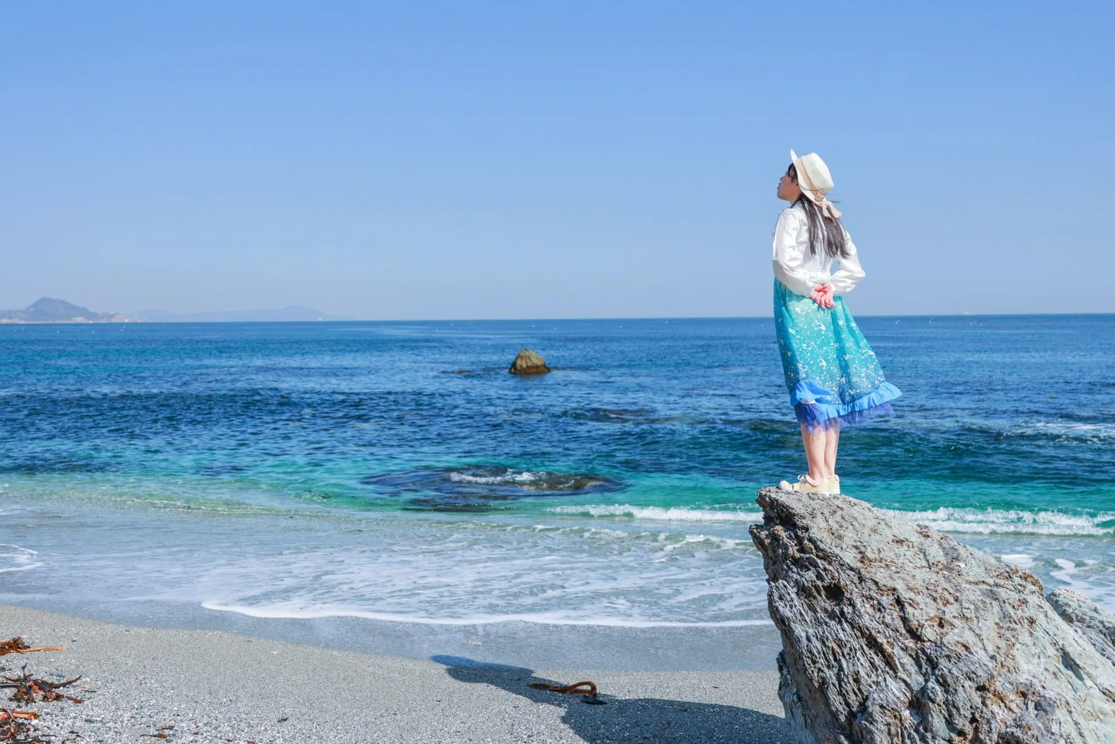 無料壁紙 おんま浜の岩に立つ人。PCとデスクトップ壁紙に最適な4K高画質の無料壁紙。三重県鳥羽市の菅島で撮影したフリー写真素材