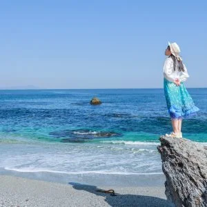 無料壁紙 おんま浜の岩に立つ人。PCとデスクトップ壁紙に最適な4K高画質の無料壁紙。三重県鳥羽市の菅島で撮影したフリー写真素材