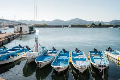 無料壁紙 菅島漁港に停泊する船。PCとデスクトップ壁紙に最適な4K高画質の無料壁紙。三重県鳥羽市の菅島で撮影したフリー写真素材