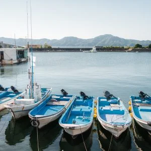 無料壁紙 菅島漁港に停泊する船。PCとデスクトップ壁紙に最適な4K高画質の無料壁紙。三重県鳥羽市の菅島で撮影したフリー写真素材