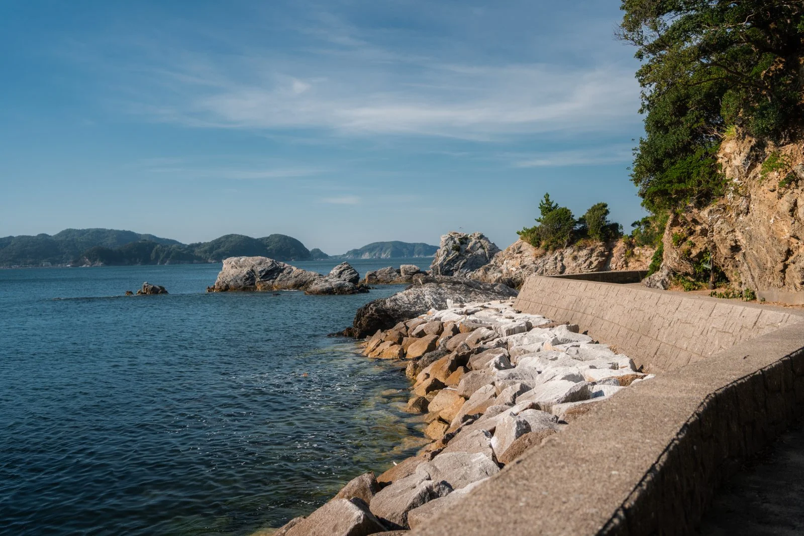 無料壁紙 しろんご街道の堤防。PCとデスクトップ壁紙に最適な4K高画質の無料壁紙。三重県鳥羽市の菅島で撮影したフリー写真素材