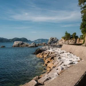 無料壁紙 しろんご街道の堤防。PCとデスクトップ壁紙に最適な4K高画質の無料壁紙。三重県鳥羽市の菅島で撮影したフリー写真素材