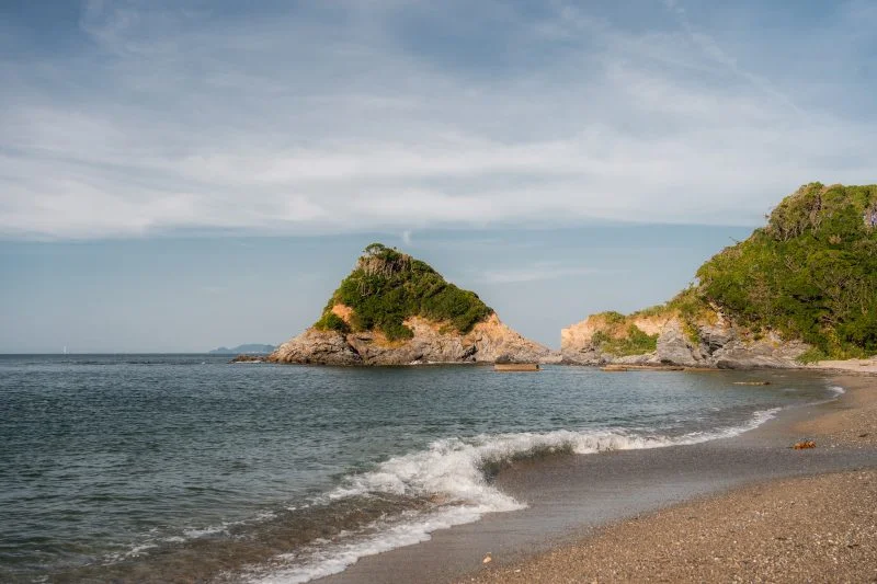 無料壁紙 しろんご浜の白波。PCとデスクトップ壁紙に最適な4K高画質の無料壁紙。三重県鳥羽市の菅島で撮影したフリー写真素材