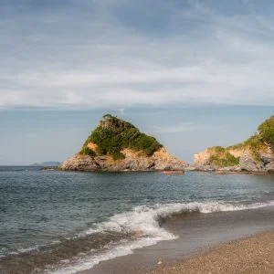 無料壁紙 しろんご浜の白波。PCとデスクトップ壁紙に最適な4K高画質の無料壁紙。三重県鳥羽市の菅島で撮影したフリー写真素材