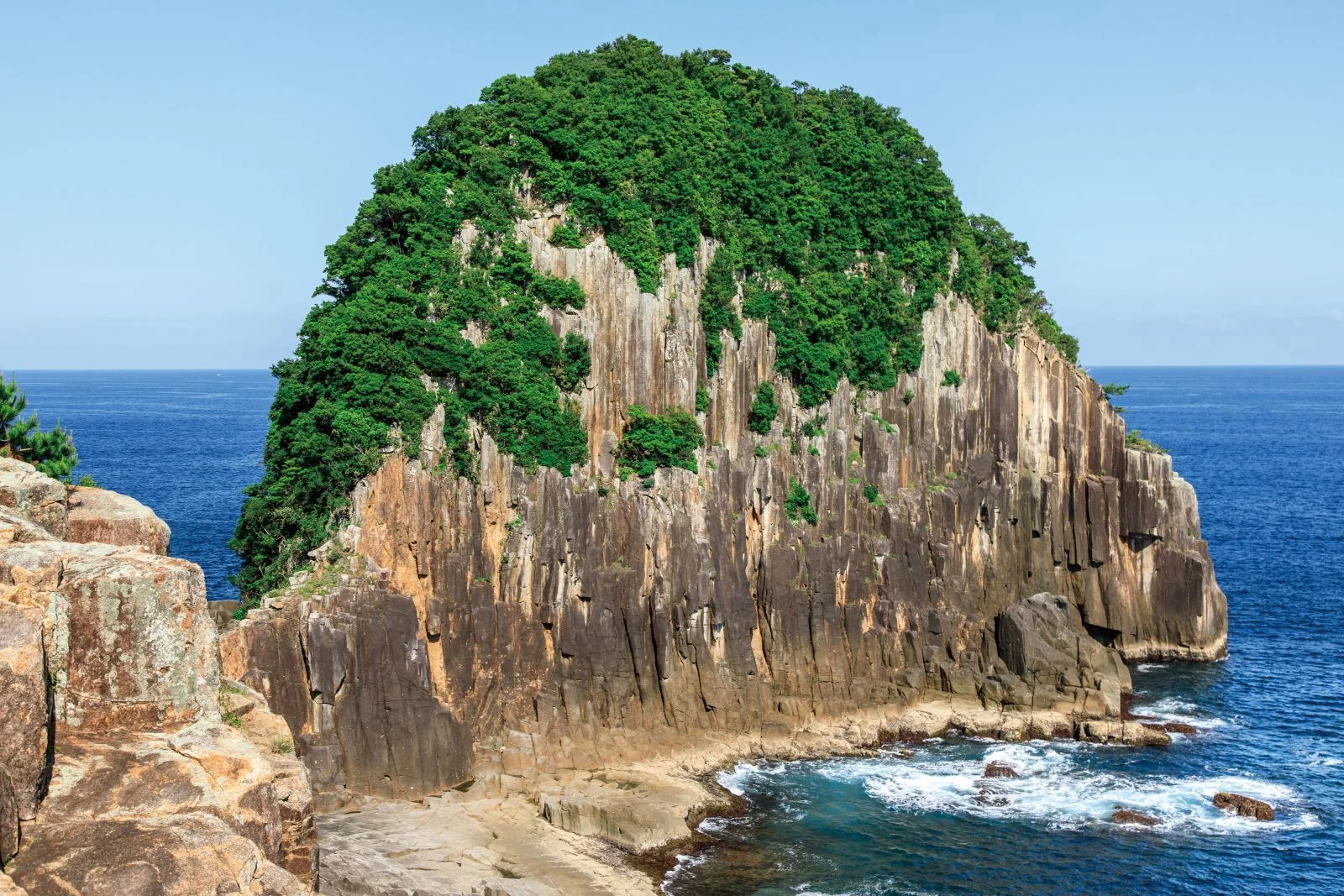 無料壁紙 楯ヶ崎の大岸壁の全貌。PCとデスクトップ壁紙に最適な4K高画質の無料壁紙。三重県熊野市の楯ヶ崎で撮影したフリー写真素材