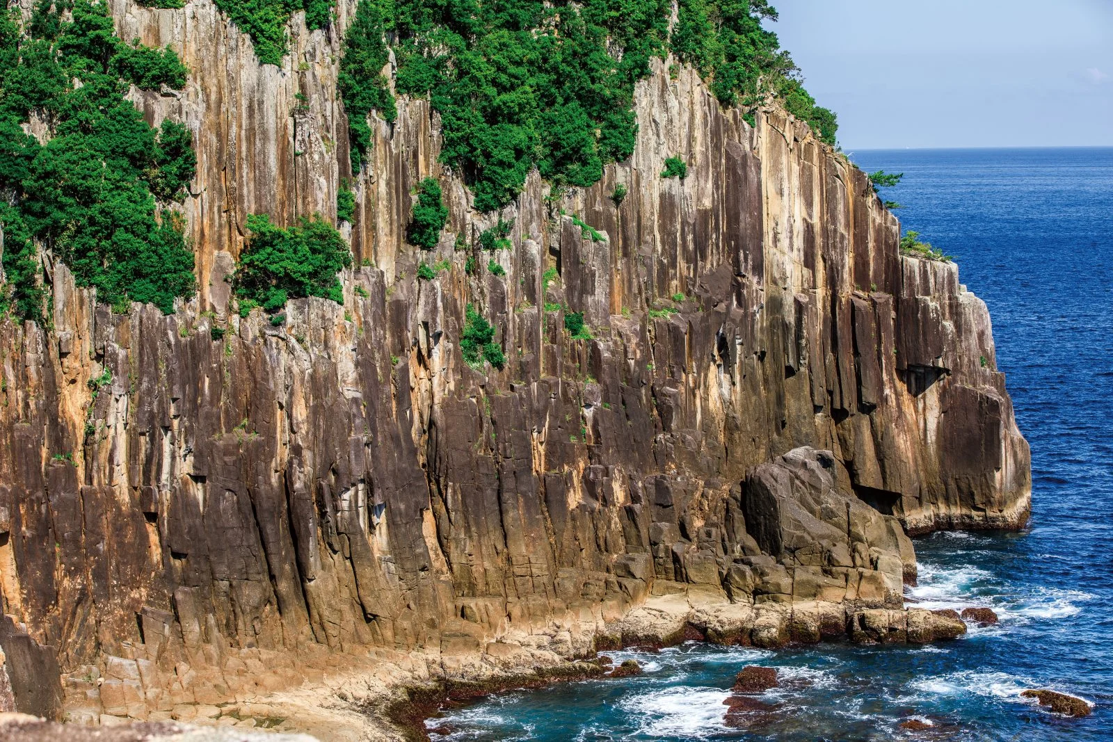 無料壁紙 柱状節理。PCとデスクトップ壁紙に最適な4K高画質の無料壁紙。三重県熊野市の楯ヶ崎で撮影したフリー写真素材