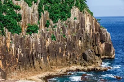 無料壁紙 柱状節理。PCとデスクトップ壁紙に最適な4K高画質の無料壁紙。三重県熊野市の楯ヶ崎で撮影したフリー写真素材