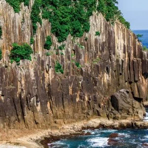 無料壁紙 柱状節理。PCとデスクトップ壁紙に最適な4K高画質の無料壁紙。三重県熊野市の楯ヶ崎で撮影したフリー写真素材