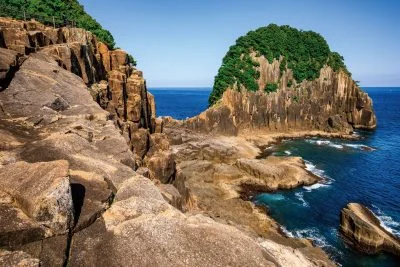 無料壁紙 楯ヶ崎の大岸壁。PCとデスクトップ壁紙に最適な4K高画質の無料壁紙。三重県熊野市の楯ヶ崎で撮影したフリー写真素材