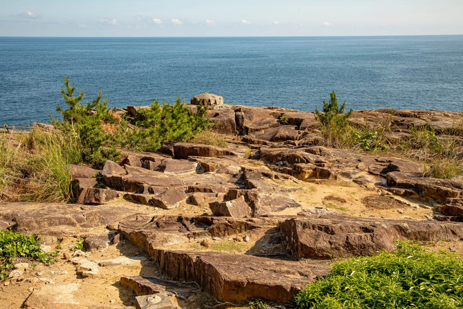 無料壁紙 凸凹の千畳敷。PCとデスクトップ壁紙に最適な4K高画質の無料壁紙。三重県熊野市の楯ヶ崎で撮影したフリー写真素材