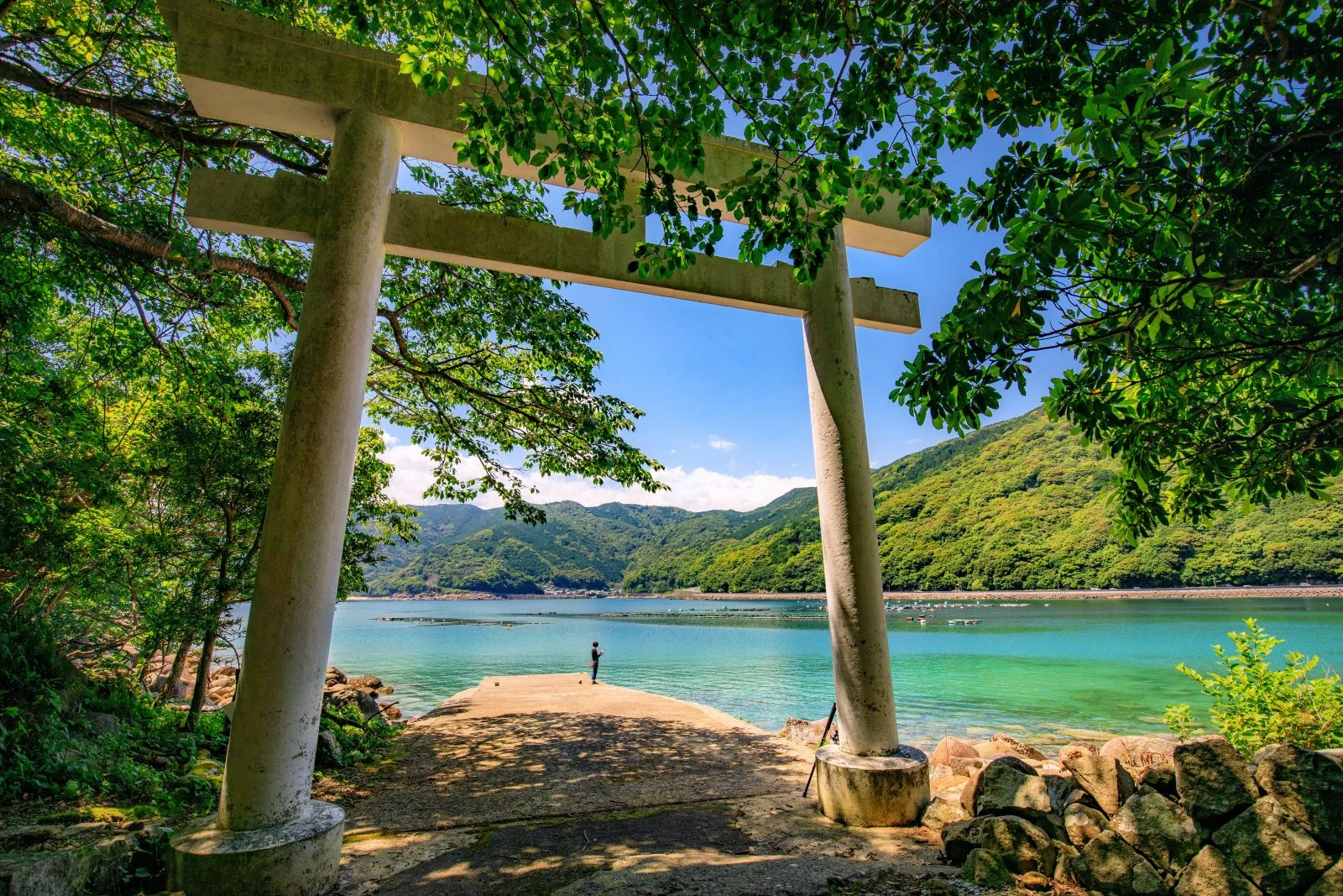 無料壁紙 阿子師神社の鳥居。PCとデスクトップ壁紙に最適な4K高画質の無料壁紙。三重県熊野市の楯ヶ崎で撮影したフリー写真素材