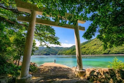 無料壁紙 阿子師神社の鳥居。PCとデスクトップ壁紙に最適な4K高画質の無料壁紙。三重県熊野市の楯ヶ崎で撮影したフリー写真素材