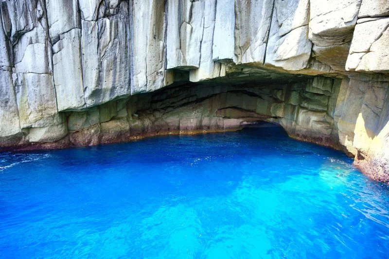無料壁紙 光り輝く青の洞窟。PCとデスクトップ壁紙に最適な4K高画質の無料壁紙。三重県熊野市の楯ヶ崎観光遊覧で撮影したフリー写真素材