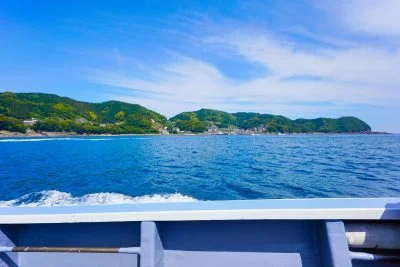 無料壁紙 楯ヶ崎観光遊覧スタート！。PCとデスクトップ壁紙に最適な4K高画質の無料壁紙。三重県熊野市の楯ヶ崎観光遊覧で撮影したフリー写真素材