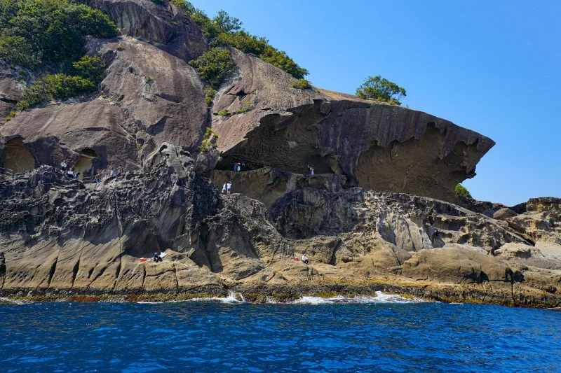 無料壁紙 手を振る人々。PCとデスクトップ壁紙に最適な4K高画質の無料壁紙。三重県熊野市の楯ヶ崎観光遊覧で撮影したフリー写真素材