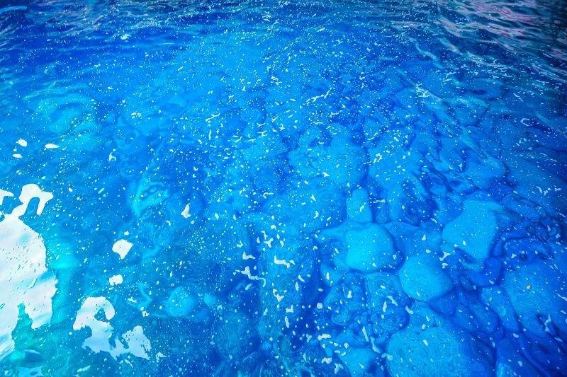 無料壁紙 青の洞窟の海。PCとデスクトップ壁紙に最適な4K高画質の無料壁紙。三重県熊野市の楯ヶ崎観光遊覧で撮影したフリー写真素材