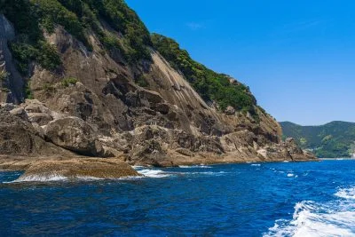 無料壁紙 熊野灘の波と鬼ヶ城。PCとデスクトップ壁紙に最適な4K高画質の無料壁紙。三重県熊野市の楯ヶ崎観光遊覧で撮影したフリー写真素材