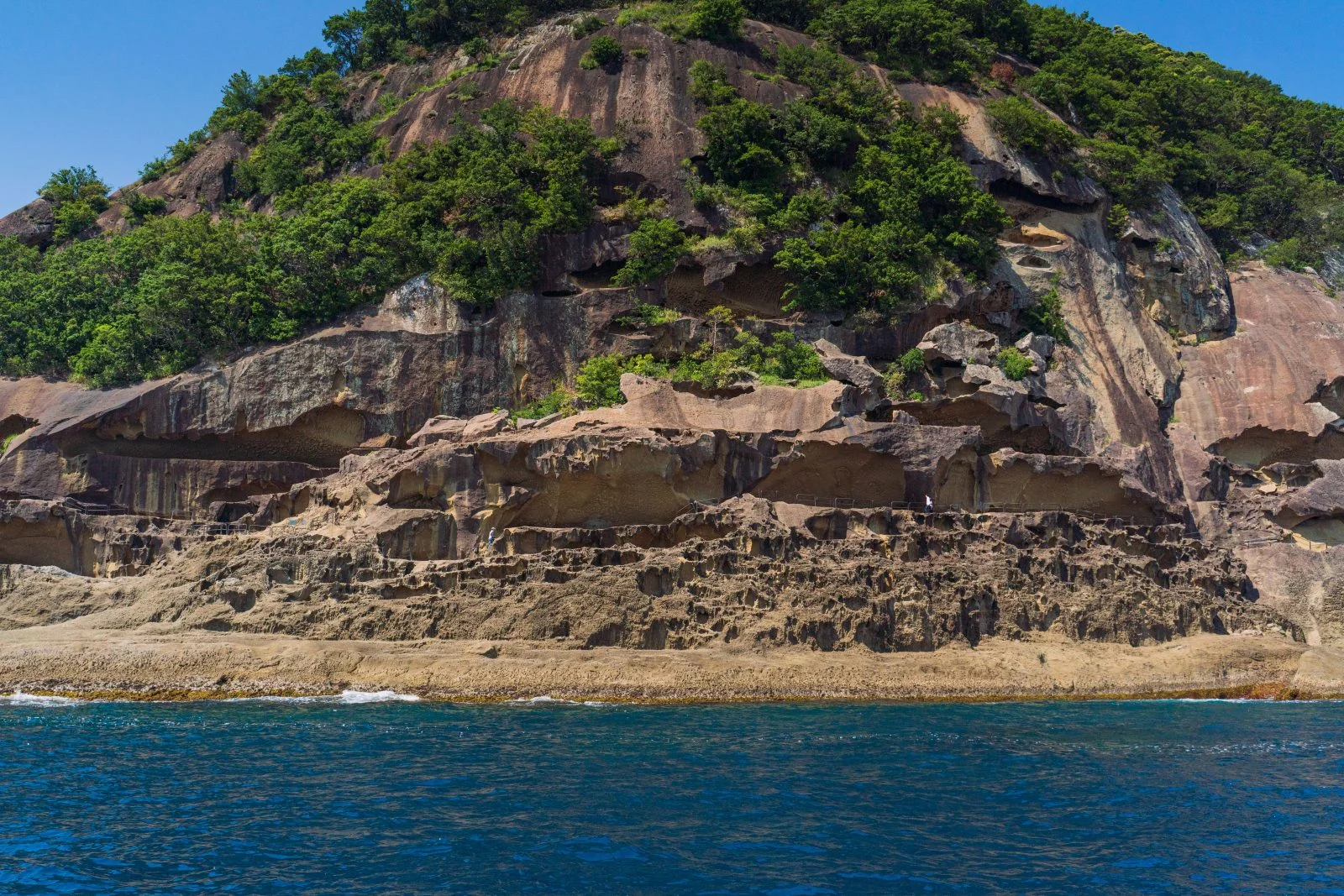 無料壁紙 海上から眺める鬼の見張り場。PCとデスクトップ壁紙に最適な4K高画質の無料壁紙。三重県熊野市の楯ヶ崎観光遊覧で撮影したフリー写真素材