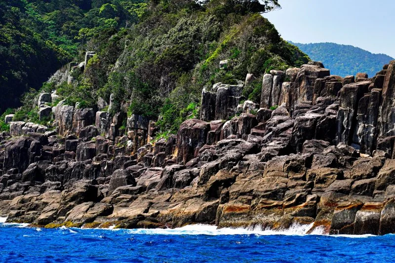 無料壁紙 柱状節理の岸壁。PCとデスクトップ壁紙に最適な4K高画質の無料壁紙。三重県熊野市の楯ヶ崎観光遊覧で撮影したフリー写真素材