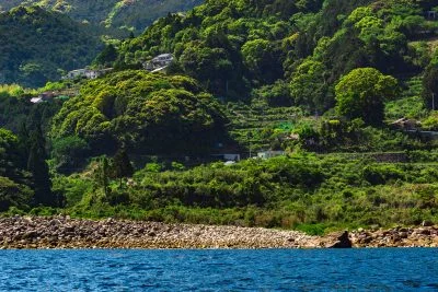 無料壁紙 海上から眺める波田須の町。PCとデスクトップ壁紙に最適な4K高画質の無料壁紙。三重県熊野市の楯ヶ崎観光遊覧で撮影したフリー写真素材