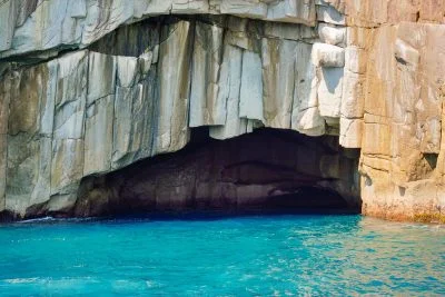 無料壁紙 ガマの口をズームアップ。PCとデスクトップ壁紙に最適な4K高画質の無料壁紙。三重県熊野市の楯ヶ崎観光遊覧で撮影したフリー写真素材