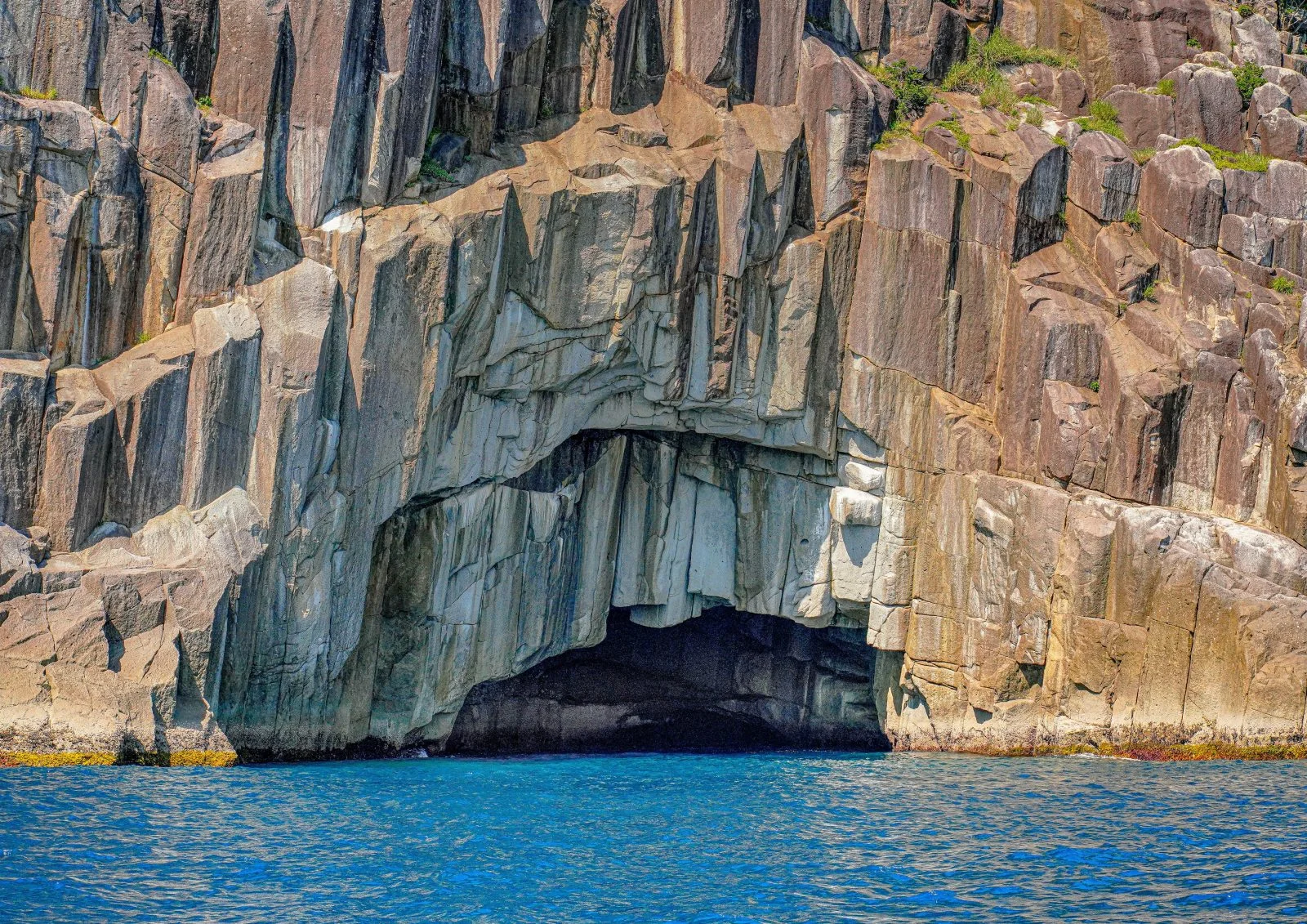 無料壁紙 ガマの口。PCとデスクトップ壁紙に最適な4K高画質の無料壁紙。三重県熊野市の楯ヶ崎観光遊覧で撮影したフリー写真素材