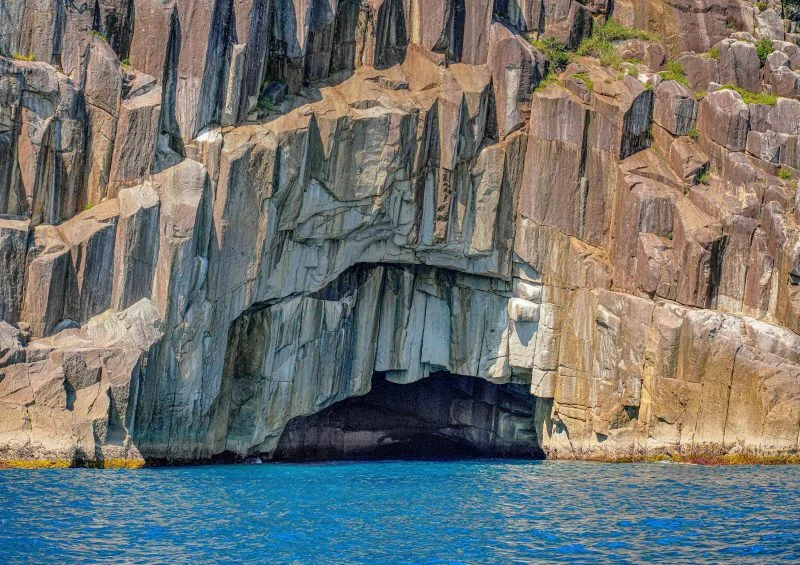 無料壁紙 ガマの口。PCとデスクトップ壁紙に最適な4K高画質の無料壁紙。三重県熊野市の楯ヶ崎観光遊覧で撮影したフリー写真素材