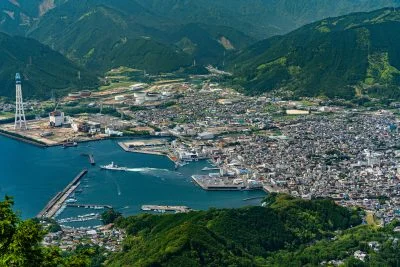 無料壁紙 尾鷲の町並みをズームアップ。PCとデスクトップ壁紙に最適な4K高画質の無料壁紙。三重県紀北町の天狗倉山で撮影したフリー写真素材