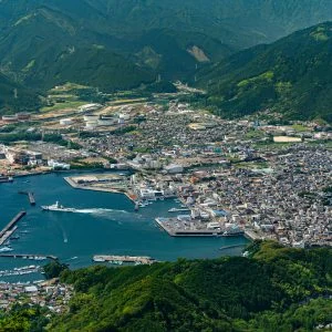 無料壁紙 尾鷲の町並みをズームアップ。PCとデスクトップ壁紙に最適な4K高画質の無料壁紙。三重県紀北町の天狗倉山で撮影したフリー写真素材