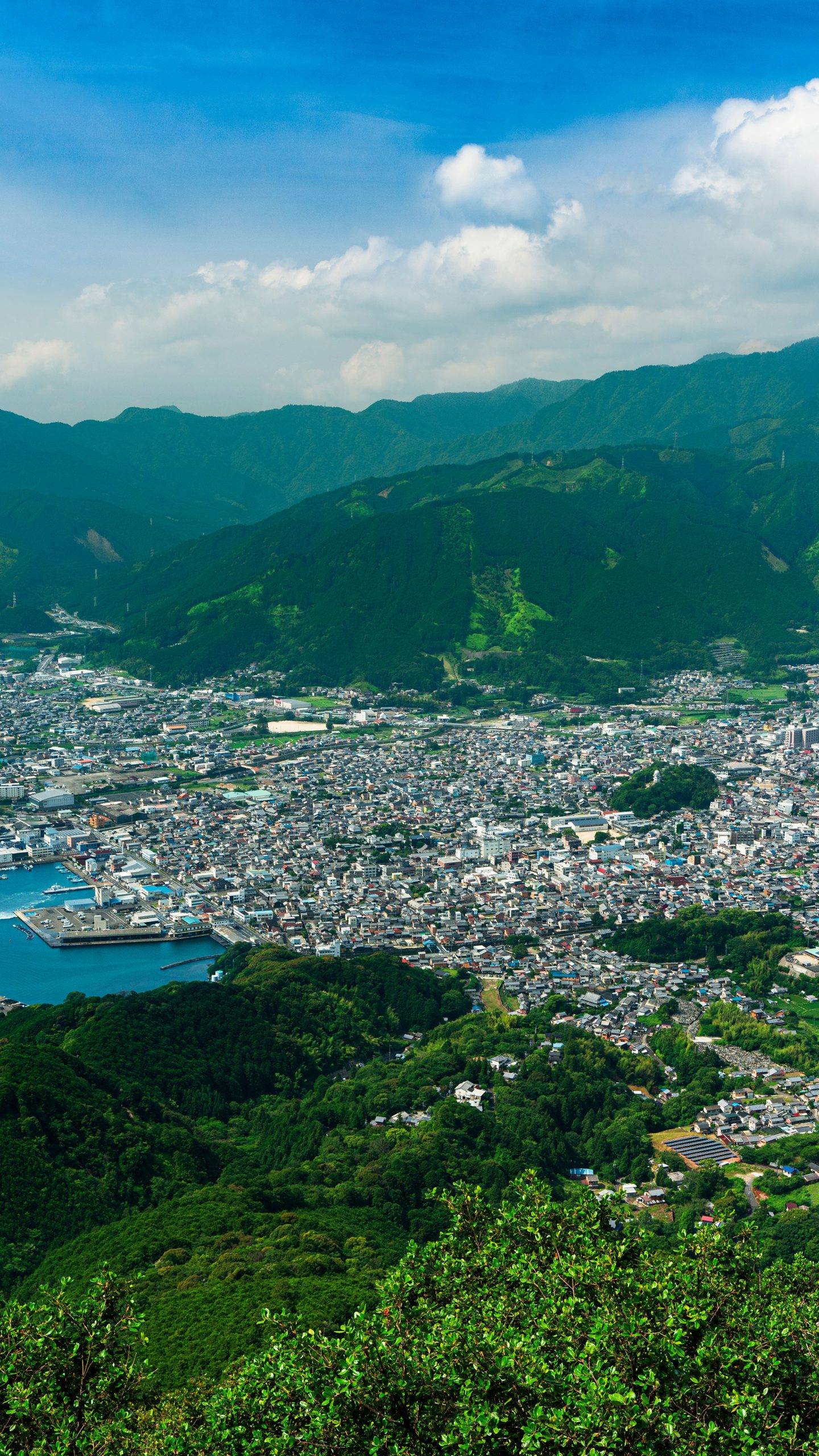 無料壁紙 山頂から眺める尾鷲の町並み。PCとデスクトップ壁紙に最適な4K高画質の無料壁紙。三重県紀北町の天狗倉山で撮影したフリー写真素材