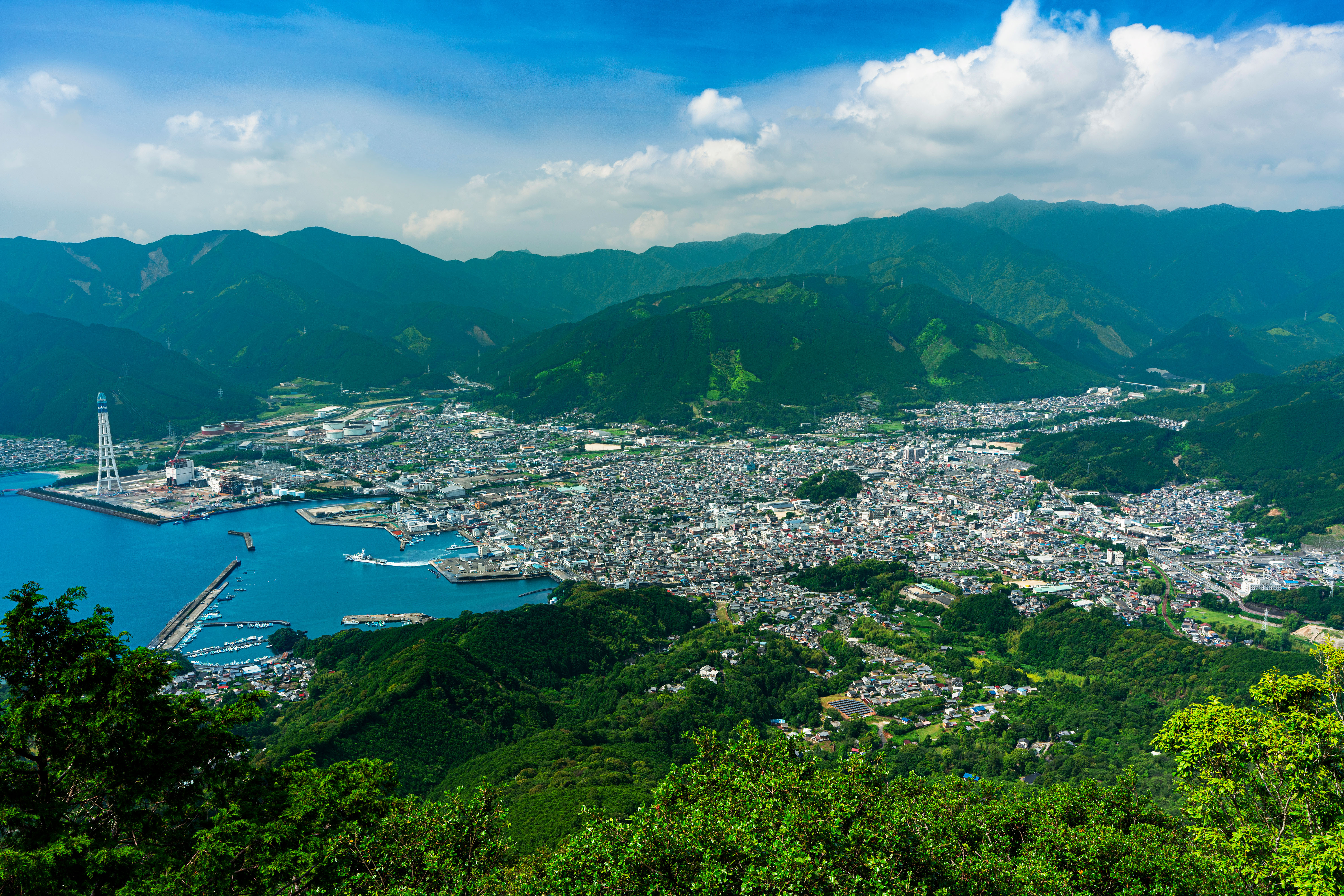 無料壁紙 山頂から眺める尾鷲の町並み。PCとデスクトップ壁紙に最適な4K高画質の無料壁紙。三重県紀北町の天狗倉山で撮影したフリー写真素材